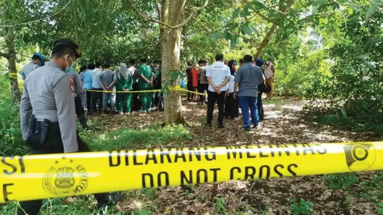 Kasus Aborsi Mahasiswi Dibantu Pacar, Makam Janin Dibongkar lalu Diautopsi 1 BONGKAR MAKAM— Tim gabungan Polres Pariaman bersama Dokkes Polda Sumbar melakukan pembongkaran makam janin
hasil aborsi.