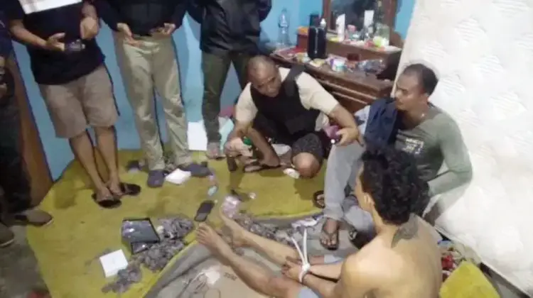 Digerebek di Rumah, Buronan Narkoba Diciduk, Berkali-kali Lolos dari Sergapan Polisi 1 DPO DITANGKAP— Penangkapan pelaku FF (35) oleh Tim Lupak Satres Narkoba polres Dharmasraya dengan barang bukti sabu dan timbangan digital.