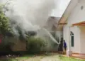 Gegara Bara Tempurung Kelapa, Rumah di Mungka Kebakaran, Empat Orang Terluka, Hanguskan Mobil dan 2 Unit Motor 9 Gegara Bara Tempurung Kelapa, Rumah di Mungka Kebakaran, Empat Orang Terluka, Hanguskan Mobil dan 2 Unit Motor