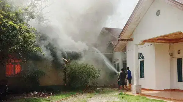 Gegara Bara Tempurung Kelapa, Rumah di Mungka Kebakaran, Empat Orang Terluka, Hanguskan Mobil dan 2 Unit Motor 1 Kebakaran— Petugas Damkar melakukan penyemprotan air untuk memadamkan api yang membakar rumah di Kecamatan Mungka, Kabupaten Limapuluh Kota.