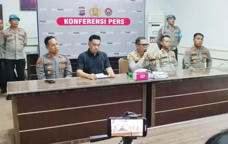 Soal Kasus Penganiayaan dan Pemerasan 4 Wartawan, Kapolres Sijunjung Minta Korban Melapor dan Bersedia Dimintai Keterangan 1 BERI TANGGAPAN— Kapolres Sijunjung AKBP Andre Anas menanggapi dugaan kasus penganiayaan dan pemeresan yang dialami empat wartawan asal Riau di Tanjung Lolo.