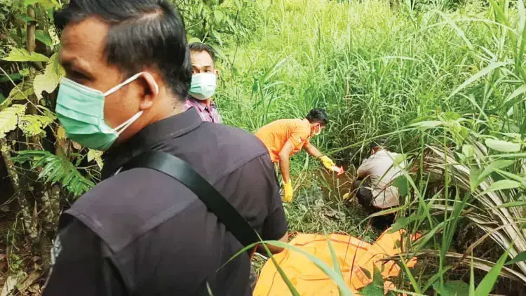 Pria Gangguan Jiwa Ditemukan Tewas Membusuk 1 TEWAS— Polisi melakukan olah TKP penemuan mayat pria gangguan jiwa yang sudah membusuk di belakang Kantor DPRD Kota Solok.