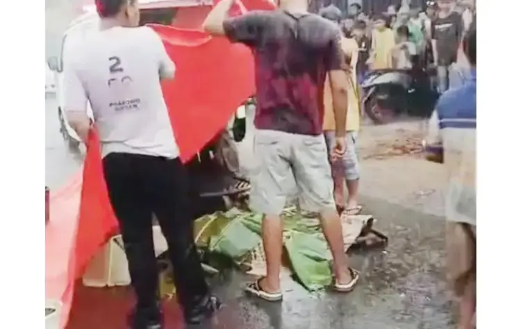 TEWAS TERGILAS— Pengendara sepeda motor tergeletak tak bernyawa usai tergilas truk di Jalan Raya Kuranji, Kota Padang.