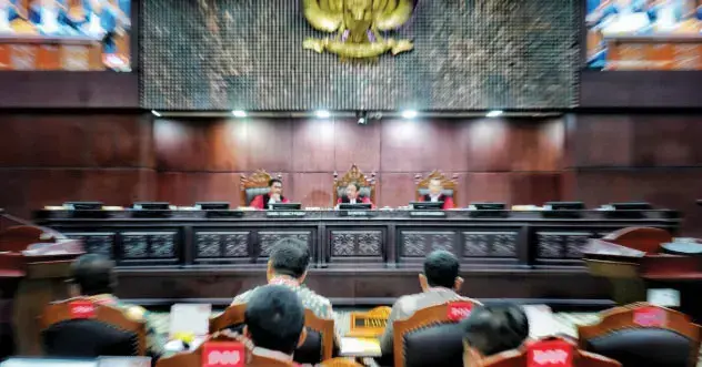 MK Larang Lembaga Pemerintah Adukan Pencemaran Nama Baik 1 SIDANG— Sejumlah Hakim MK
saat memimpin sidang.