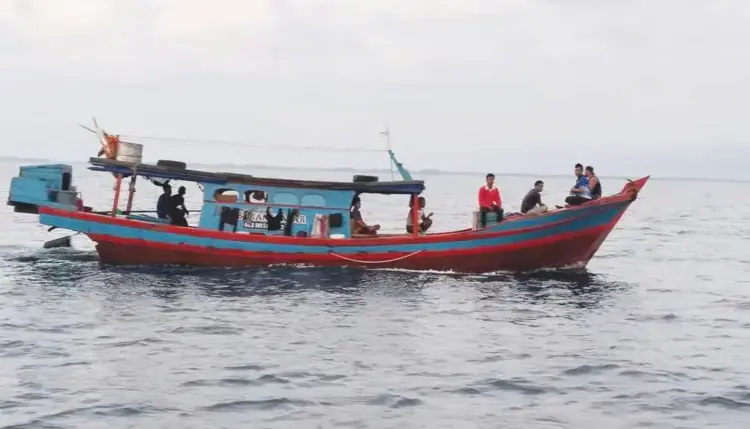 NELAYAN DITANGKAP— Tim Ditpolairud Polda Sumbar menangkap nelayan yang melakukan tindak 
pidana perikanan.