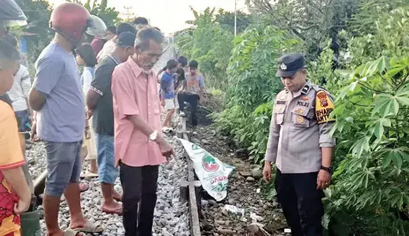 Siswa Kelas 6 SDN 06 Lapai Tewas Ditabrak KA, Fares Tuntaskan Ujian Praktik Shalat Jenazah Sebelum Ajal Menjemputnya” 1 TERTABRAK— Polisi bersama warga saat di lokasi korban Fares Destrija tertabrak kereta api di belakang
Kantor Pemuda, Jalan Atlas I, Kelurahan Ulak Karang Utara, Padang.
