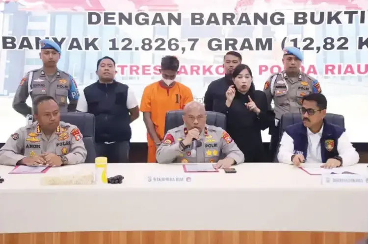 Seratusan Insan Tenis Sumbar Bersilaturahmi di Lapangan Semen Padang 1 PARTAI EKSIBISI— Pasangan Ketua Asosiasi Sumbar Bangkit, Afrizal Azhar dan Direktur Utama PT Semen Padang Indriefouny Indra, berhadapan dengan Ketua Baveti Sumbar Ganefri, dan Wali Kota Pariaman Yota Balad, saat partai eksibisi di halal bi halal insan tenis, di Lapangan Tenis PT Semen Padang, Minggu (13/4).