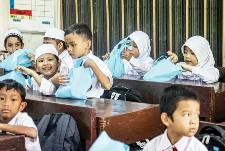 1.009 Dapur MBG Habiskan Anggaran Rp 8-10 Triliun Tiap Tahun, 85 Persen untuk Bahan Baku 1 MENU MBG— Sejumlah siswa Sekolah Dasar menerima menu Makan Bergizi Gratis (MBG) khusus bulan Ramadhan di SDN 15 Slipi, Jakarta, Senin (10/3).