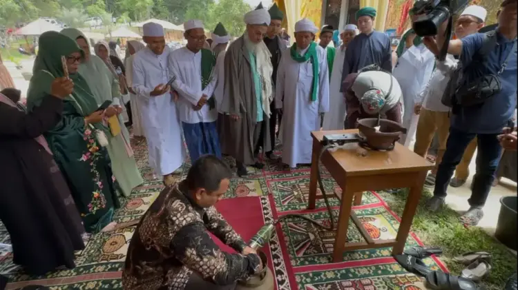 Ponpes Taruna Rabbani di Koto Sani Temukan Kloning Gas, 100 Persen Organik, Siap Daftarkan Produk 1 TEKNOLOGI KLONING GAS— Ponpes Taruna Rabbani yang berada di Nagari Koto Sani, Kecamatan X Koto Singkarak, Kabupaten Solok memanfaatkan hasil temuannya yakni kloning gas atau teknologi pengontrol gas agar lebih besar, saat acara pertemuan ulama Thariqah se-Asean di Ponpes Taruna Rabbani di Nagari Koto Sani, Kabupaten Solok, Minggu (20/4).