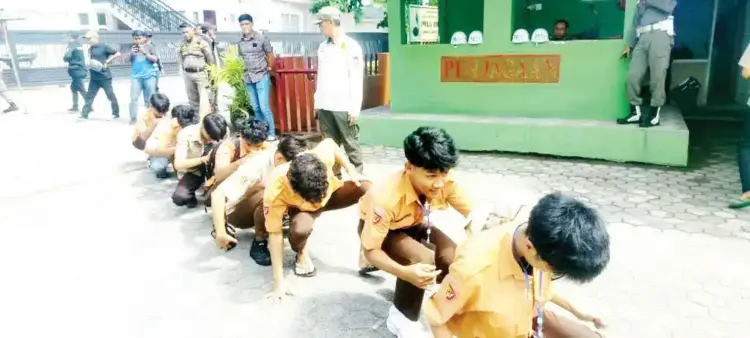 Keluyuran saat Jam Sekolah, 12 Pelajar Diciduk Satpol PP sedang Merokok di Warung 1 BOLOS DI JAM SEKOLAH— Satpol PP mengamankan sebanyak 12 pelajar yang kedapatan duduk di warung masih mengenakan pakaian sekolah, di kawasan Jalan Hangtuah, Kecamatan Padang Barat, Kamis (10/4).