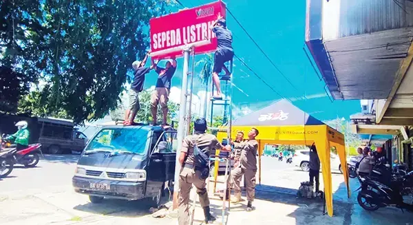 Bapenda Padang Tertibkan Iklan Brand di 30 Titik, PAD Reklame dan Iklan Sudah Rp4,6 Miliar 1 PENERTIBAN IKLAN REKLAME— Tim dari Bapenda Padang menertibkan sekitar 30 iklan reklame dari dari berbagai merek brand di 30 titik, Selasa (15/4).