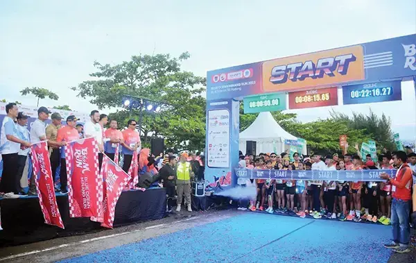 Ribuan Pelari Antusias Ikuti Blue Ocean Minang Run di Pantai Purus 1 ANGKAT BENDERA START— Wali Kota Padang Fadly Amran bersama Wakil Wali Kota Maigus Nasir, mengangkat bendera start saat melepas ribuan pelari dalam kegiatan Blue Ocean Minang (BOM) Run 2025, di lokasi start Pantai Purus Padang, Minggu (20/4) pagi.