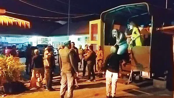 Razia Tempat Hiburan Malam, Puluhan Wanita dan Belasan Minuman Beralkohol Diamankan 1 PENGAWASAN TEMPAT HIBURAN MALAM— Petugas Satpol PP mengamankan puluhan wanita dari berbagai tempat hiburan malam dan belasan minuman beralkohol dari tempat hiburan malam, saat melakukan razia jam operasional dan izin usaha tempat hiburan malam di wilayah Kota Padang, Sabtu (19/4) malam hingga Minggu (20/4) dinihari WIB.