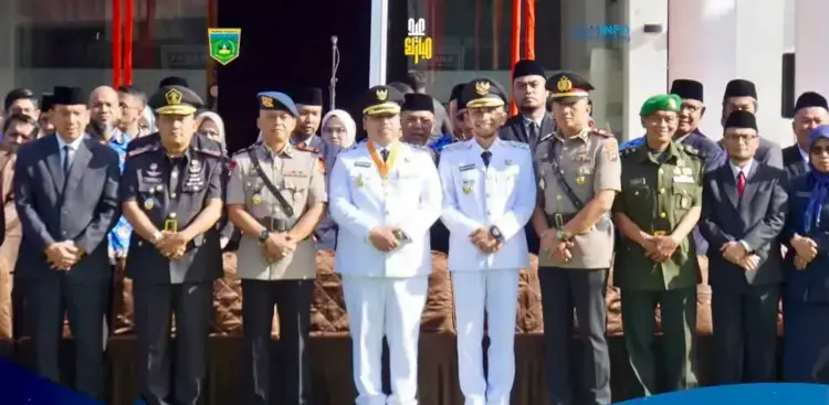 Wako Hendri Arnis Tegaskan OPD Bersinergi Wujudkan Visi-Misi Daerah 1 HARI OTONOMI DAERAH— Walikota Hendri Arnis bersama Wakil Walikota Allex Saputra, serta unsur forkopimda Padangpanjang, usai pelaksanaan Upacara Peringatan Hari Otonomi Daerah ke-29, yang digelar di Halaman Balai Kota, Jumat (25/4).