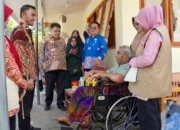 Wawako Allex Saputra Serahkan Bantuan Atensi Kemensos kepada 128 PPKS