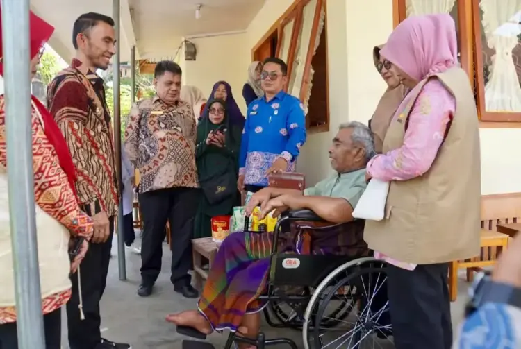 Wawako Allex Saputra Serahkan Bantuan Atensi Kemensos kepada 128 PPKS 1 SERAHKAN BANTUAN— Wawako Allex Saputra, menyerahkan bantuan PPKS kepada 128 penerima Atensi dari Kemensor RI melalui STIS.