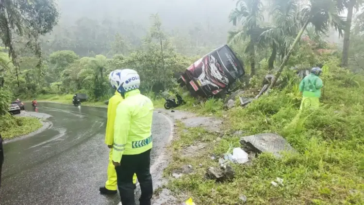 Rem Blong, Bus Lalupa Karona Kecelakaan di Malalak, Sopir dan Puluhan Penumpang Luka-luka 1 KECELAKAAN— Bus tujuan Palembang mengalami kecelakaan di Jalan Malalak, Kabupaten Agam.