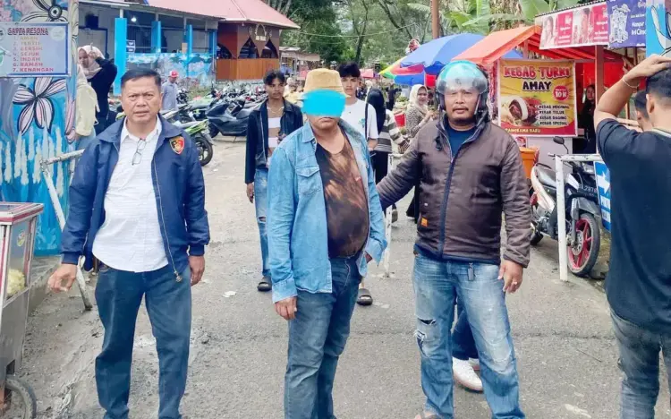 Aksi Koboi Petugas Keamanan Taman Panorama Baru, Tagih Gaji, Todongkan Pistol lalu Ditembakkan ke Atas 1 PENGANCAMAN— Pelaku RH yang melakukan pengancaman dan penembakan pistol air gun
diamankan di Mapolresta Bukittinggi.