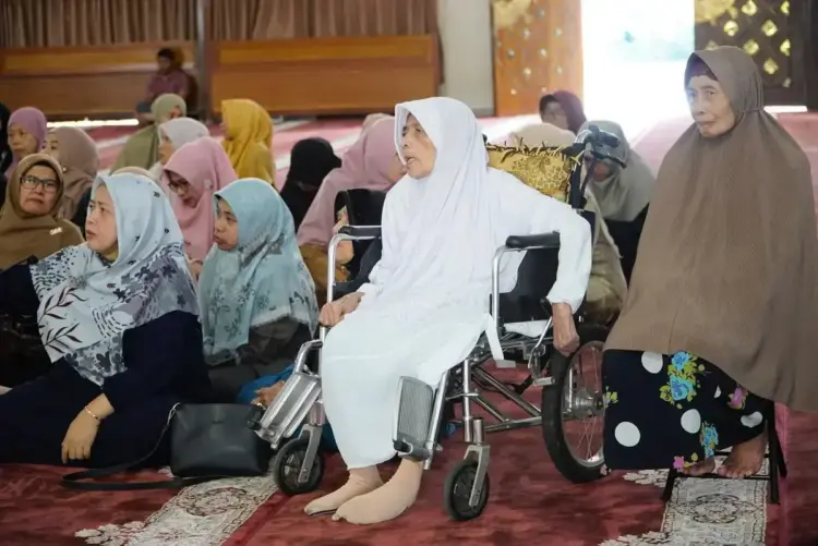 Dibuka Kakanwil Kemenag Sumbar Bersama Wawako Allex, 114 CJH Ikuti Bimbingan Manasik Haji 1 BIMBINGAN—Terlihat salahseorang CJH di kursi roda ikuti Bimbingan Manasik Haji Tingkat Kota Padang Panjang yang dibuka Kepala Kantor Wilayah (Kakanwil) Kementerian Agama (Kemenag) Sumatera Barat, Mahyudin.