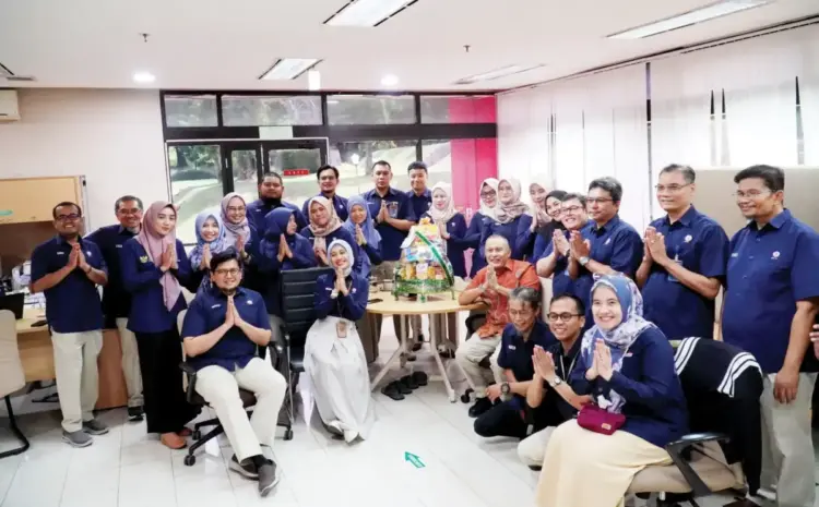 Hangatnya Silaturahmi Pascalebaran, Direksi PT Semen Padang Bangun Energi Positif di Hari Pertama Kerja 1 SILATURAHMI LEBARAN— Dirut PT Semen Padang Indrieffouny Indra bersama Direktur Operasi Pri Gustari Akbar, Direktur Keuangan & Umum Oktoweri, serta staf pimpinan lainnya, menyapa hangat para karyawan, berjabat tangan, bertukar ucapan selamat Idul Fitri, hingga berbincang santai seputar pengalaman selama Lebaran, saat hari pertama bekerja pascacuti, Rabu (9/4).