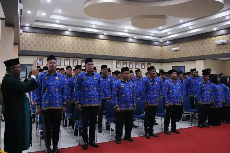 PELANTIKAN— Wali Kota Payakumbuh Zulmaeta melantik sebanyak 144 orang PPPK dan 2 orang Pejabat Fungsional bertempat di Aula Ngalau Lantai 3 Balai Kota Payakumbuh, Senin (28/4).