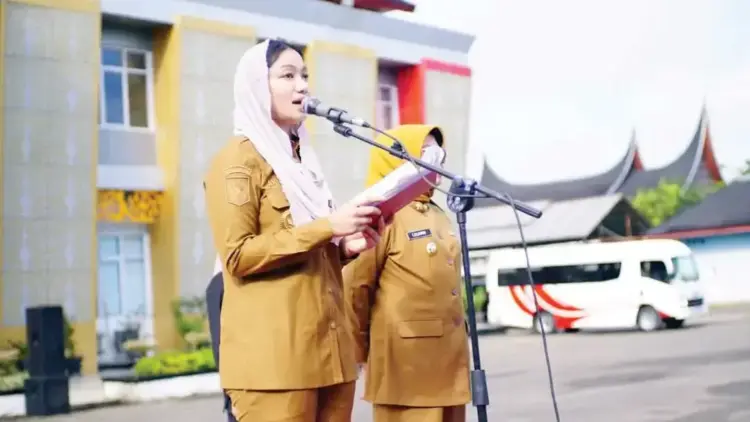 PIMPIN APEL— Bupati Dharmasraya, Annisa Suci Ramadhani didampingi Wakil Bupati Leli Arni, saat memimpin apel gabungan yang digelar di halaman kantor Bupati, Senin (14/4).