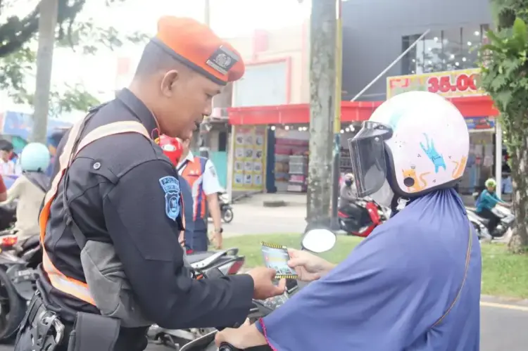 Tutup 9 Perlintasan Liar di Sumbar, Hingga April 2025, KAI Sudah 58 Kali Sosialisasi Keselamatan 1 PT KAI Divre II Sumbar sosialisasi disiplin perlintasan sebidang kereta api di Tabing-Lubuk Buaya, Jalan Raya Padang-Bukittinggi, Lubuk Buaya, Kecamatan Koto Tangah, Kota Padang, Rabu (17/4). Foto: Reza Shahab/ Kepala Humas KAI Divre II Sumbar