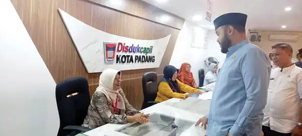 PRESTASI NASIONAL— Dinas Dukcapil Kota Padang kembali menorehkan prestasi tingkat nasional setelah berhasil keluar sebagai yang terbaik pada penilaian kinerja Kepala Disdukcapil Kabupaten Kota Semester II Tahun 2024.