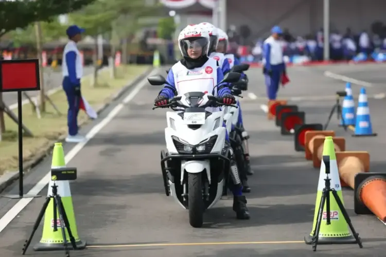 Honda Hayati Bagikan Tips Berkendara Aman untuk Wanita, Tetap Stylish dan #Cari_Aman di Jalan 1 TIPS— PT Hayati Pratama Mandiri membagikan beberapa tips berkendara aman #Cari_Aman khusus untuk wanita.