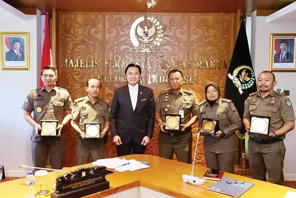 Linmas Diharapkan Berperan Aktif Bantu Aparat Cegah Tindakan Kriminal 1 AUDIENSI LINMAS— Wakil Ketua MPR RI fraksi Partai Demokrat Edhie Baskoro Yudhoyono alias Ibas saat menerima audiensi Linmas di Kompleks Parlemen, Senayan, Jakarta.