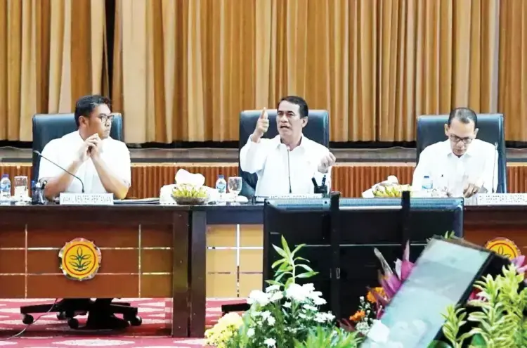 Lewat Beragam Strategi, Mentan Andi Amran Pastikan Produksi Padi Nasional 2025 Meningkat 1 RAPAT— Mentan Andi Amran Sulaiman (tengah) memimpin rapat di kantornya, Rabu (9/4).