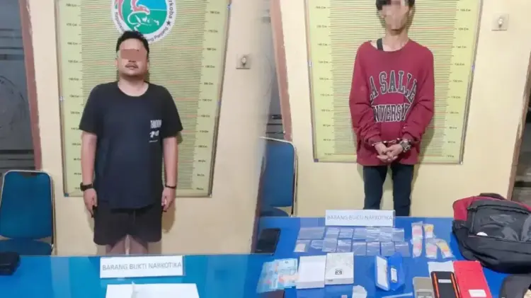 Pengedar Sabu dan Pecandu Ganja Diciduk 1 NARKOBA— Pelaku AD dan OZ yang terlibat penyalahgunaan narkotika ditangkap jajaran Satresnarkoba Polres Padangpanjang.