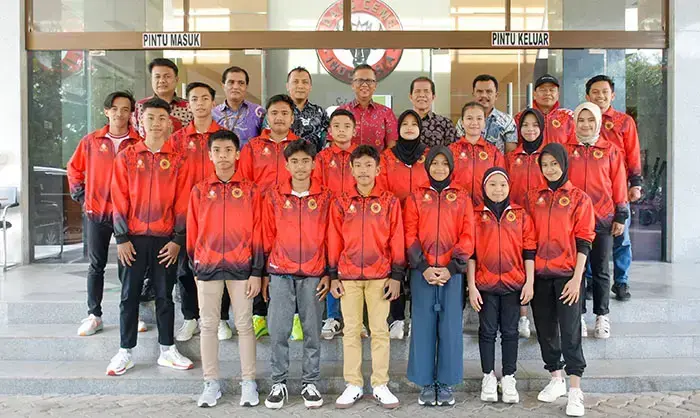 PELEPASAN KONTINGEN— Dirut PT Semen Padang, Indrieffouny Indra, melepas kontingen 20 atlet yang akan berlaga ajang The 5th Open Cekak Harimau Silat Nasional & International Tournament, Dato Seri SHA Cup 2025 di Malaysia, di Ruang Rapat Lantai 1 Kantor Pusat PT Semen Padang, Jumat (25/4).