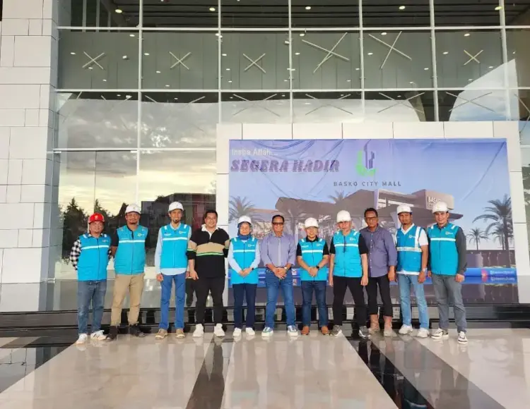 Dorong Pertumbuhan Ekonomi Kota Padang, PLN Siapkan Layanan Listrik Andal untuk Basko City Mall 1 layanan listrik prima--PLN Unit Layanan Pelanggan (ULP) Kuranji, siap menghadirkan layanan listrik prima untuk Basko City Mall, pusat perbelanjaan baru di Kota Padang. Komitmen tersebut terlihat saat kunjungan Manager UP3 Padang, Dian Widiana Kuswara, ke lokasi proyek pada Rabu (23/04).