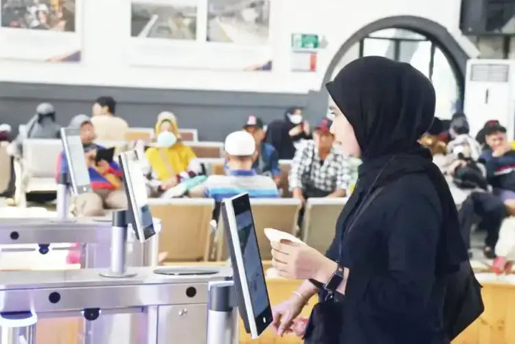694 Ribu Penumpang KA Manfaatkan FR Selama Angkutan Lebaran, Hemat 1.655 Rol Kertas Tiket dan Kurangi Limbah 1 FACE RECOGNITION— Calon penumpang KA menggunakan fitur face recognition untuk boarding di Stasiun Pasar Senen Jakarta.