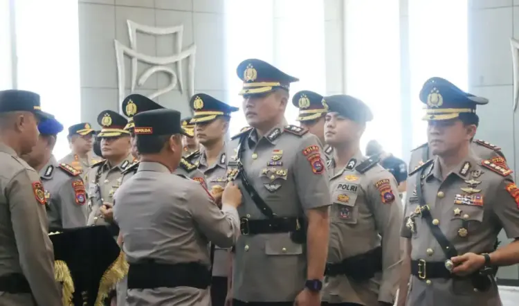 SERTIJAB— Kapolda Sumbar Irjen Pol Gatot Tri Suryanta saat memimpin upacara Sertijab tiga pejabat utama dan tujuh Kapolres.