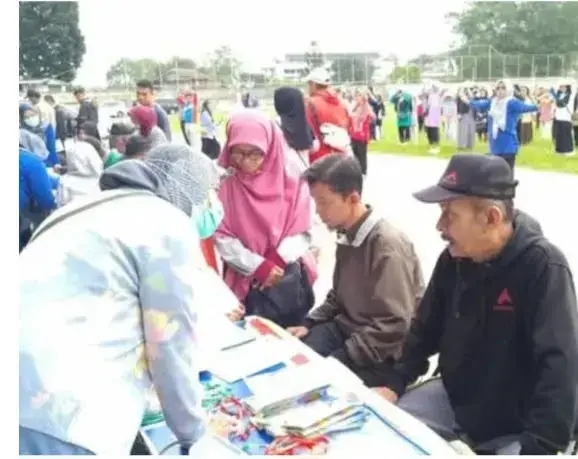 325 Calon Haji Bukittinggi Ikuti Tes Kebugaran, Wawako: Kesiapan Fisik Kunci Ibadah Mabrur 1 TES KEBUGARAN— Untuk mempersiapkan kekuatan fisik dalam beribadah, sebanyak 325 calon haji Kota Bukittinggi Sumatera Barat mengikuti tes kebugaran yang dipusatkan di Lapangan Olahraga Atas Ngarai, Sabtu (12/4).