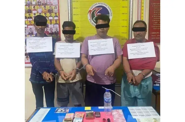 PESTA SABU— Empat pelaku yang kedapatan pesta sabu di Jorong Abdurrahman, Nagari Tigo Jangko, Kecamatan Lintau Buo, diamankan di Polres Tanahdatar.