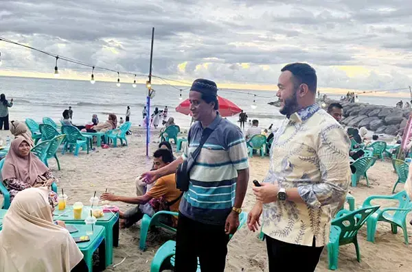 Isi Libur Lebaran, Wako Nyantai di Pantai Padang 1 LIBURAN DI PANTAI— Wali Kota Padang Fadly Amran bersama Kepala Dinas Pariwisata Kota Padang Yudi Indra Sani, dan Wakil Ketua DPRD Sumbar Nanda Satria, mengunjungi Pantai Padang dan menyapa langsung wisatawan dan pemudik yang sedang menikmati libur Lebaran, Minggu (6/4).