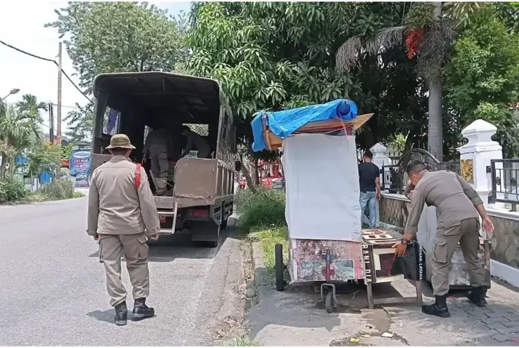 Jaga Kenyamanan dan Keindahan Kota, Satpol PP Padang Tertibkan PKL Jualan di Fasum 1 489947621 18362989789134241 4604037882731732172 n