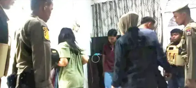 Belasan Orang Tanpa Surat Nikah Diamankan dalam Kamar Penginapan 1 RAZIA PENGINAPAN— Sebanyak 10 perempuan dan enam orang laki-laki diamankan petugas Satpol PP Padang saat melakukan razia dan pengawasan di sejumlah penginapan dan hotel, Jumat (25/4) dinihari WIB.