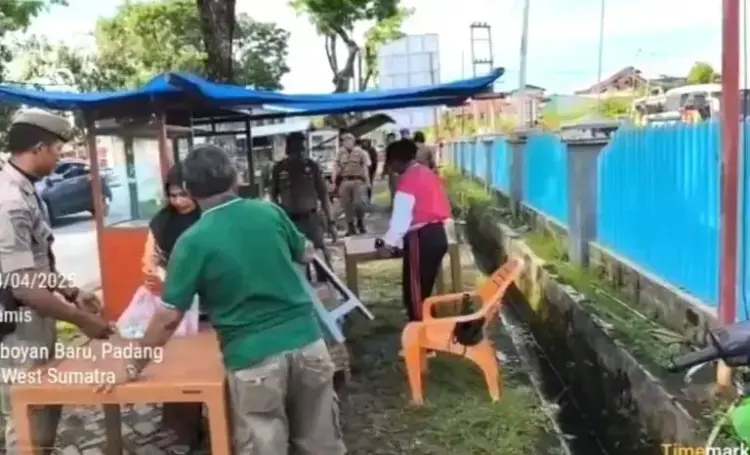 Ditinggal di Fasum, Lapak PKL Ditertibkan Satpol PP Padang 1 PENERTIBAN LAPAK— Satpol PP Padang menertibkan sejumlah lapak PKL yang ditinggalkan pemiliknya di fasum, Kamis (24/4). Lapak-lapak PKL yang ditertibkan Satpol PP tersebut tersebar di Kecamatan Padang Selatan, Padang Barat dan Padang Utara.