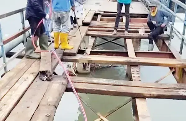 Bahayakan Warga dan Pengendara, DPUPR Perbaiki Jembatan Gunung Nago 1 PEMELIHARAAN RUTIN— Dinas Pekerjaan Umum dan Penataan Ruang Kota Padang melakukan perbaikan jembatan dan penggantian bantalan jembatan Gunung Nago, yang berada di antara Kecamatan Pauh dengan Kecamatan Kuranji.