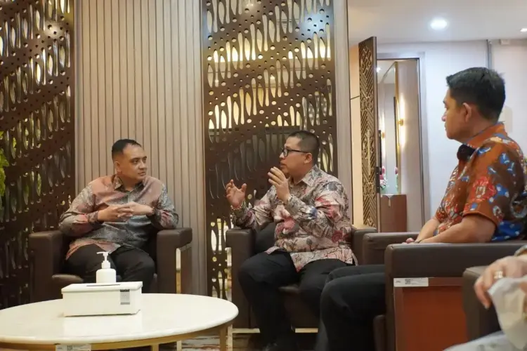 Incar Dukungan Pusat, Wako Hendri Arnis Sampaikan Proposal ke Anggota Komisi IX DPR 1 SAMPAIKAN—Wali Kota Padang Panjang, Hendri Arnis menyampaikan sejumlah proposal penting kepada Anggota Komisi IX DPR RI, Ade Rezki Pratama,