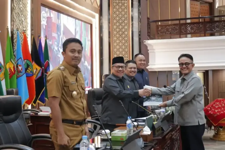 Nota Ranwal RPJMD 2025-2029 dan Pimpinan Pansus LKPJ 2024 Ditetapkan 1 RAPAT PARIPURNA--DPRD Sumbar menggelar Rapat Paripurna Penetapkan Nota kesepakatan Rancangan Awal (ranwal) RPJMD tahun 2025-2029 dan mengumumkan pimpinan pansus LKPJ Kepala Daerah tahun anggaran 2024.