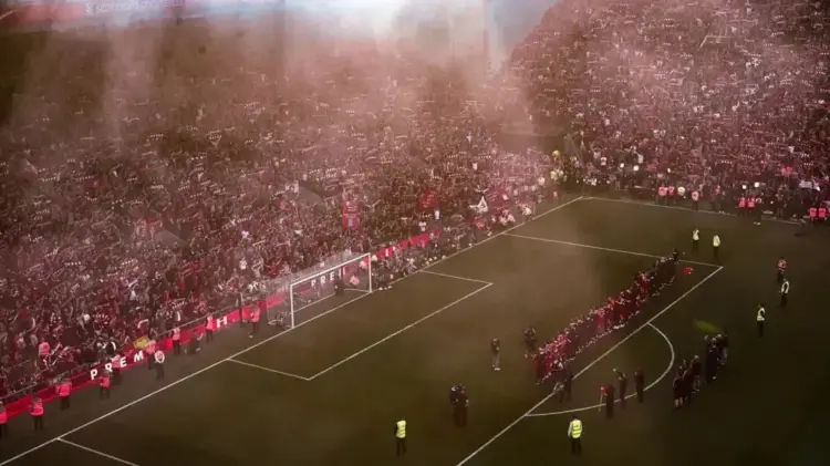 Liverpool Konfirmasi Gelar Parade Juara Liga Inggris pada 26 Mei 1 PERAYAAAN GELAR JUARA— Suasana perayaan gelar juara Premier League oleh Liverpool dan pendukungnya di Anfield, usai mengalahkan Tottenham dengan skor 5-1, Minggu (27/4).