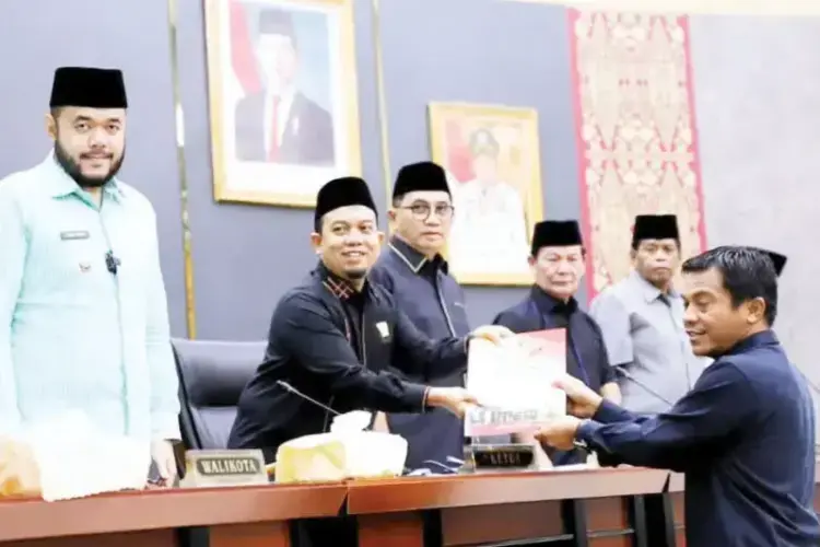 Usai Sampaikan Pendapat Akhir Fraksi, DPRD Berikan Rekomendasi Terhadap LKPJ Wali Kota Padang Tahun 2024 1 Ketua DPRD Padang Muharlion menerima pandangan fraksi terkaiat LKPJ Wali Kota Padang tahun 2024.