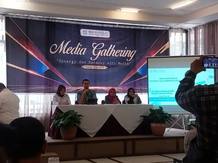 Permudah Akses Layanan, BPJS Kesehatan Hadirkan Inovasi Antrean Online melalui Aplikasi Mobile JKN 1 Kepala Cabang BPJS Kesehatan Padang, Fauzi Lukman pada kegiatan Media Gathering yang digelar Selasa (16/4) di salah satu restoran di Kota Padang.
