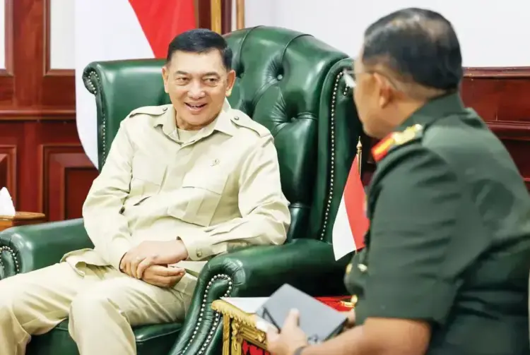Terima Kunjungan Panglima Angkatan Tentara Malaysia, Menhan Sjafrie Sjamsoeddin Bahas Kerja Sama Patroli Perbatasan dan Jual Beli Alutsista 1 BERBINCANG— Menhan Sjafrie Sjamsoeddin berbincang dengan Panglima Angkatan Tentara Malaysia Jeneral Datuk HJ Mohd Nizam Bin HJ Jafar pada Rabu (16/4).