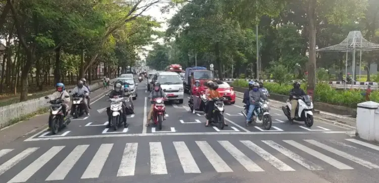 Jangan Salah Posisi Kaki, Honda Hayati Bagikan Tips Saat di Lampu Merah 1 TIPS— Honda Hayati membagikan tips posisi kaki yang aman saat berada di lampu merah.